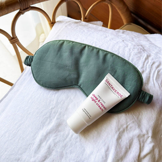 Santaverde sleep & repair night cream und Schlafmaske in gemütlichem Umfeld