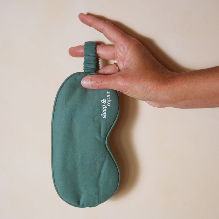 Santaverde sleep & repair Schlafmaske gehalten von einer Hand