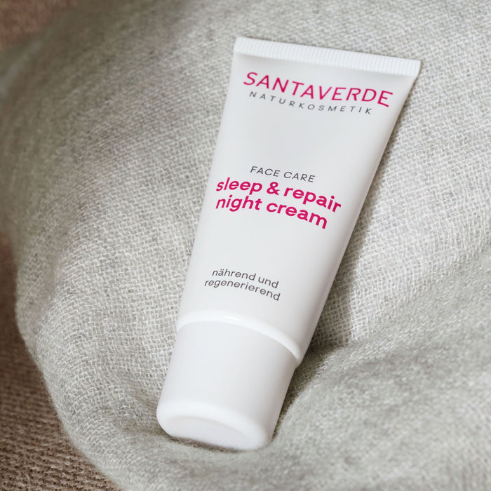 Santaverde sleep & repair night cream auf gemütlichen Untergrund