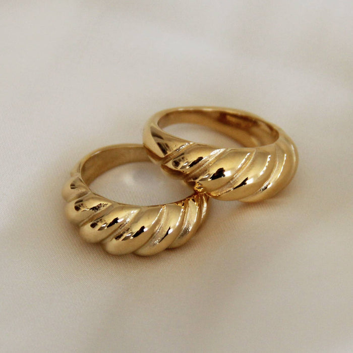 Croissant Ring in Gold