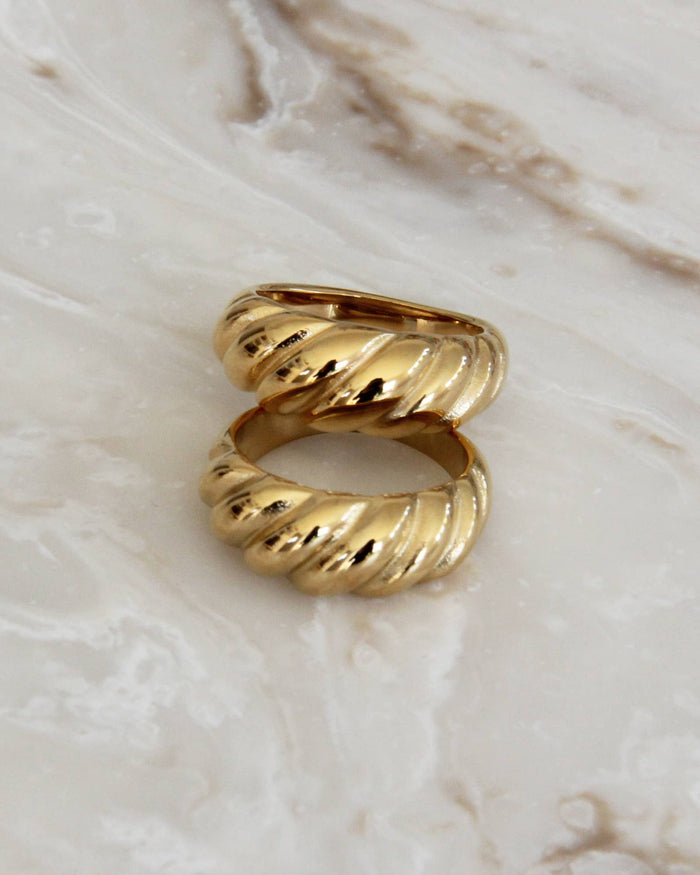 Croissant Ring in Gold