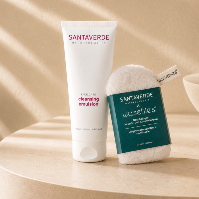 Santaverde cleansing gel mit waschies Abschminkpad auf einem hellen Waschtisch